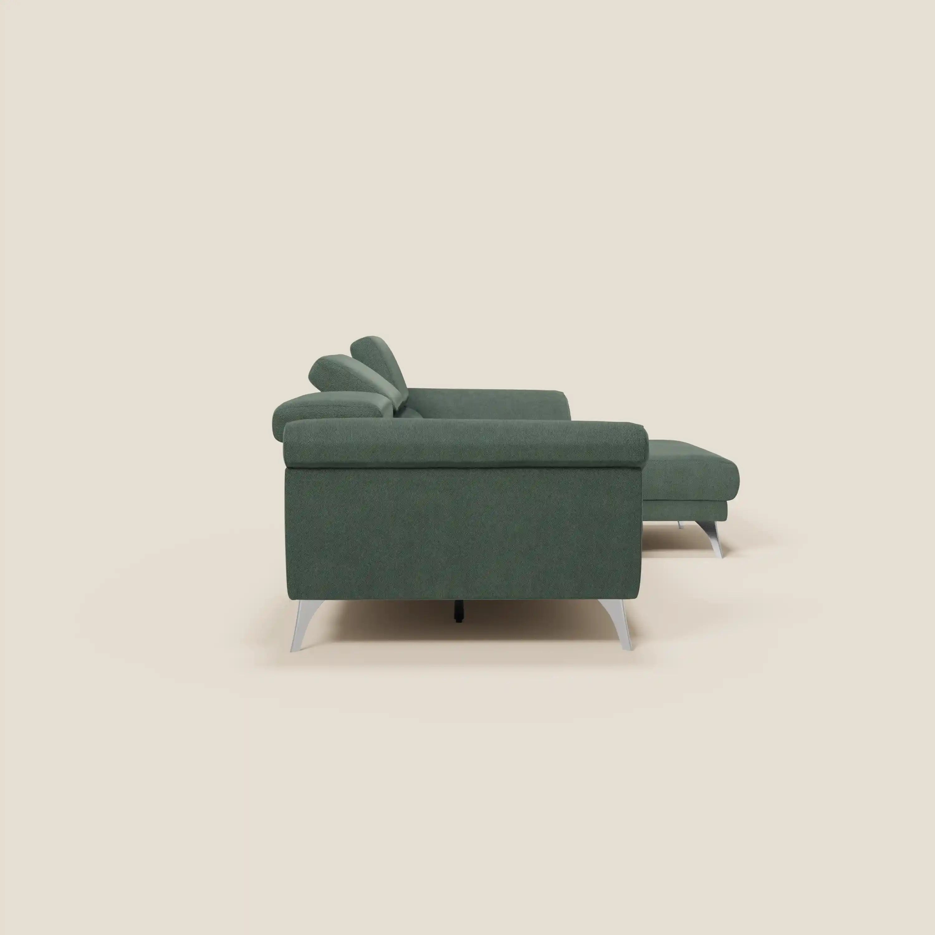 Il Divano angolare Donatello di Divani.Store è presentato in morbido tessuto antimacchia verde T23, con sedute scorrevoli, braccioli contenitori, gambe in metallo, chaise longue destra e poggiatesta regolabili su sfondo beige chiaro.