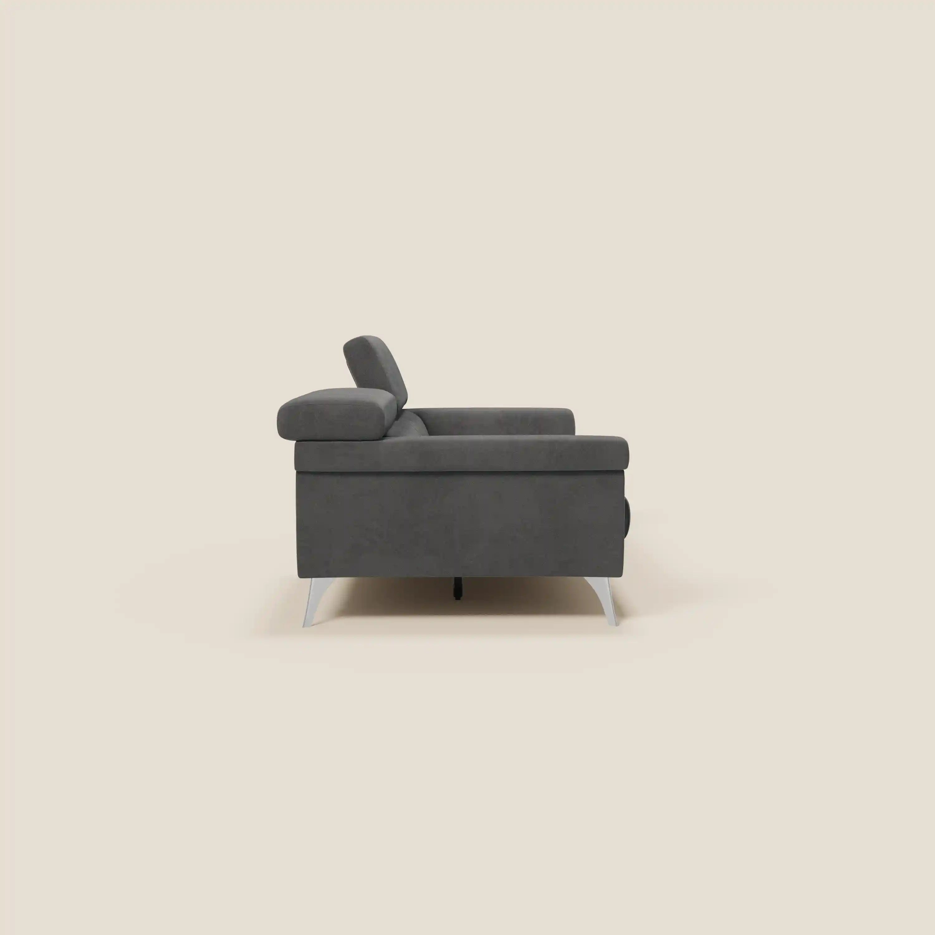 Vista laterale del divano Raffaello di Divani.Store in microfibra antimacchia T11 nero, caratterizzato da ampi braccioli, gambe in metallo, sedute allungate e poggiatesta reclinabili, su uno sfondo beige chiaro per un elegante look urbano.