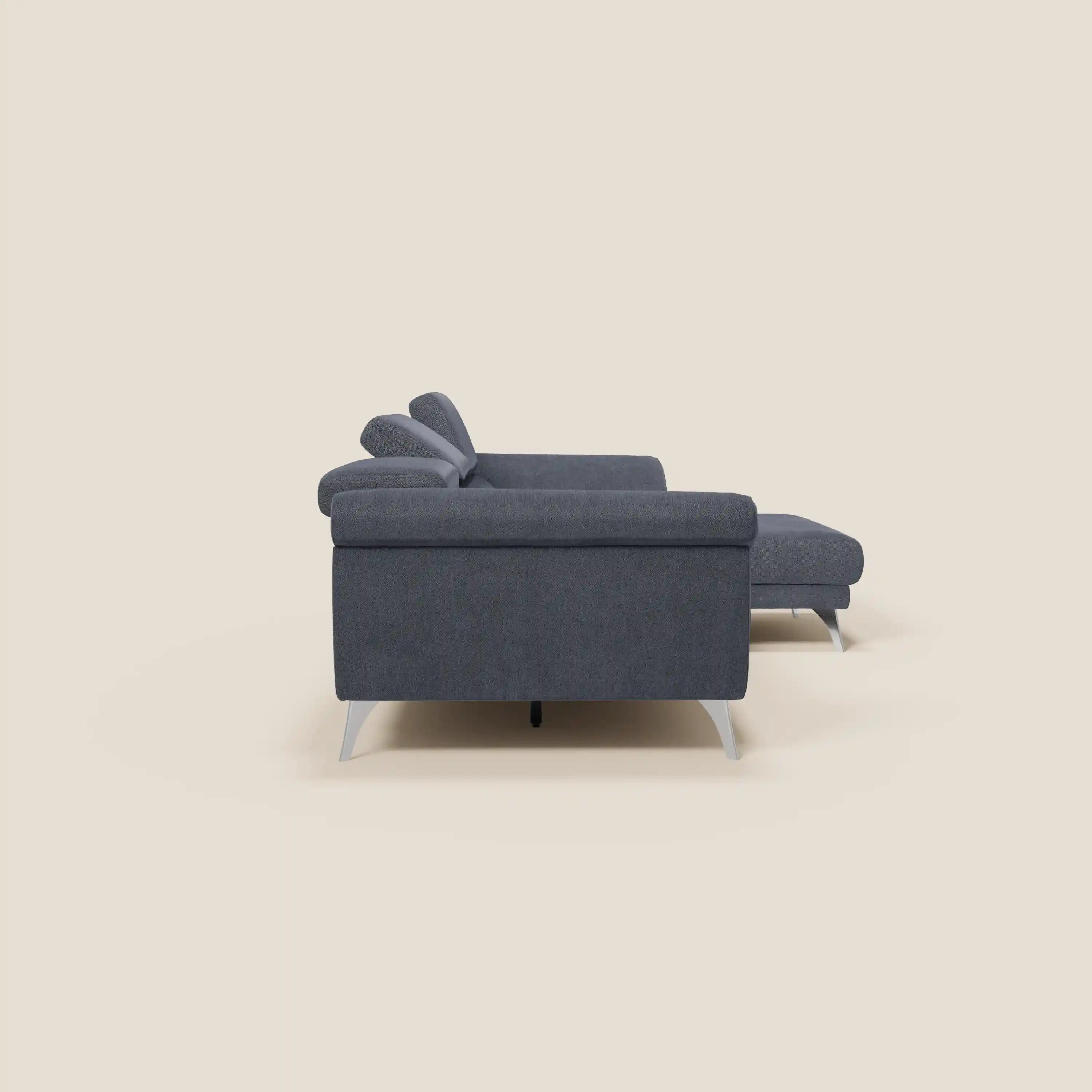 Il divano angolare Donatello di Divani.Store è presentato lateralmente in tessuto blu ardesia T23, con sedute scorrevoli, braccioli contenitore, poggiatesta regolabile e un design contemporaneo e minimalista su sfondo crema.