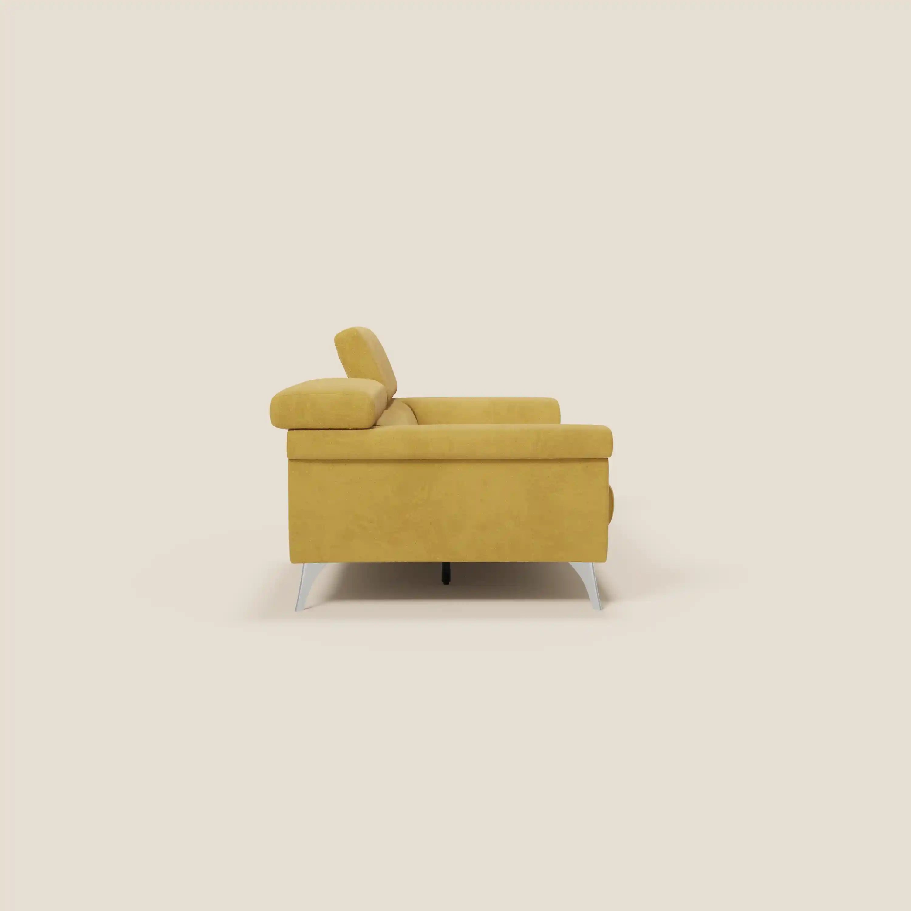 Il divano Raffaello con sedute allungabili e poggiatesta reclinabili in microfibra smacchiabile T11 giallo di Divani.Store è caratterizzato da un design minimalista, cuscini in feltro, gambe metalliche ed è raffigurato di profilo su uno sfondo bianco sporco.