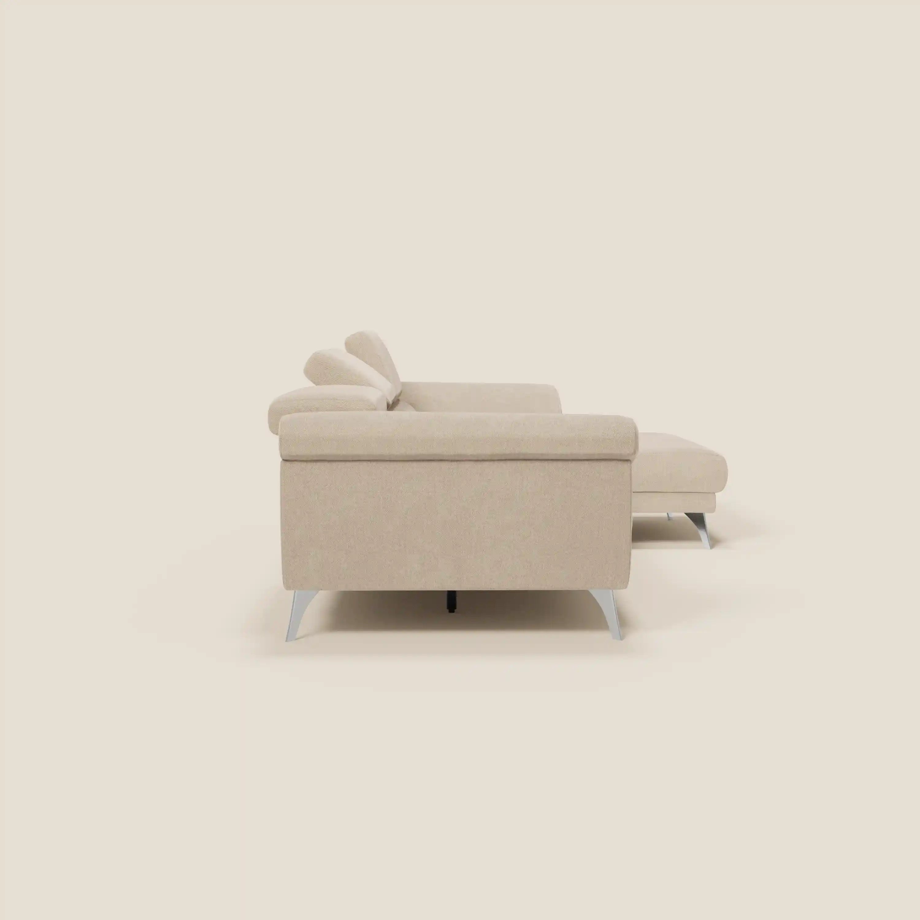 Il Donatello Divano angolare di Divani.Store in tessuto T23 beige si presenta lateralmente con linee semplici, gambe angolari in metallo, penisola reversibile a destra, due cuscini di schienale e braccioli contenitori su uno sfondo beige chiaro.