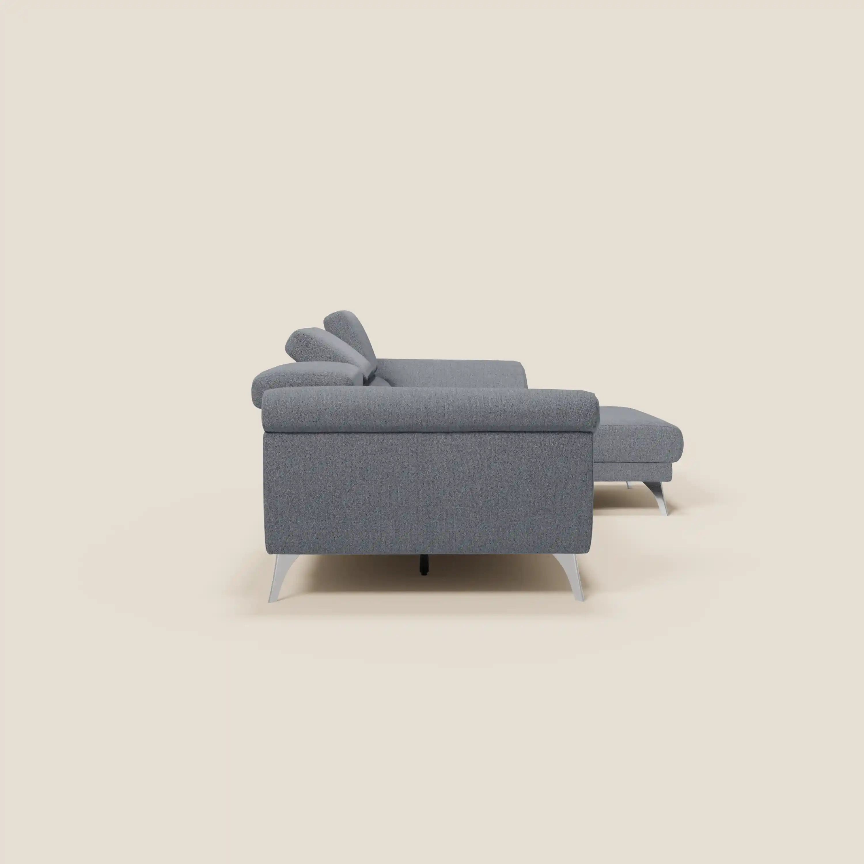 Il Divano angolare Donatello di Divani.Store, in morbido tessuto blu grafite antimacchia T23, è caratterizzato da sedute scorrevoli, braccioli contenitori, poggiatesta e da un design moderno e minimalista. Presentato lateralmente su sfondo beige chiaro.