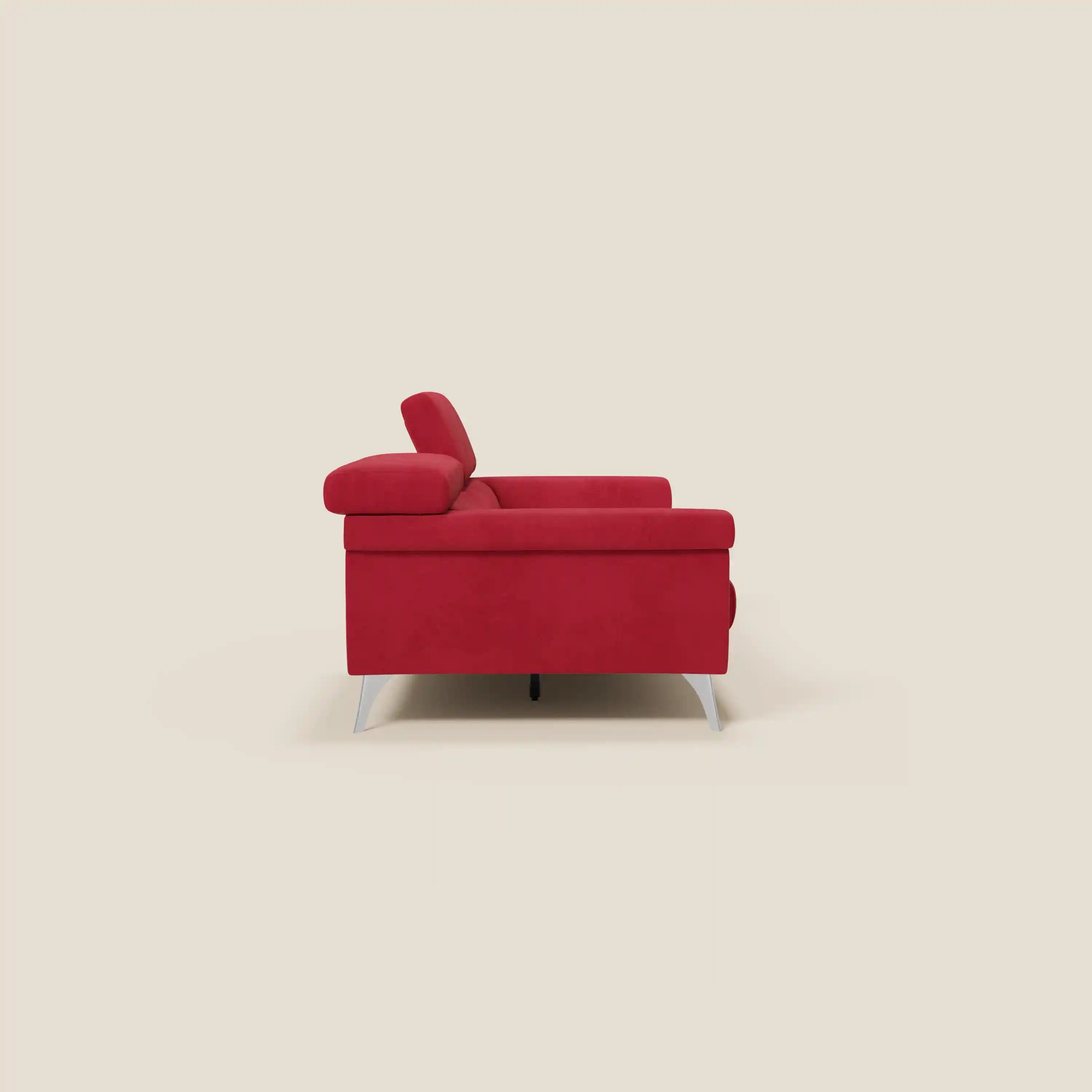 Il divano Raffaello con sedute allungabili e poggiatesta reclinabili in microfibra smacchiabile T11 rosso di Divani.Store è caratterizzato da un design elegante e minimalista di colore rosso con gambe angolate di colore bianco, presentate lateralmente su uno sfondo beige chiaro per un comfort regolabile.