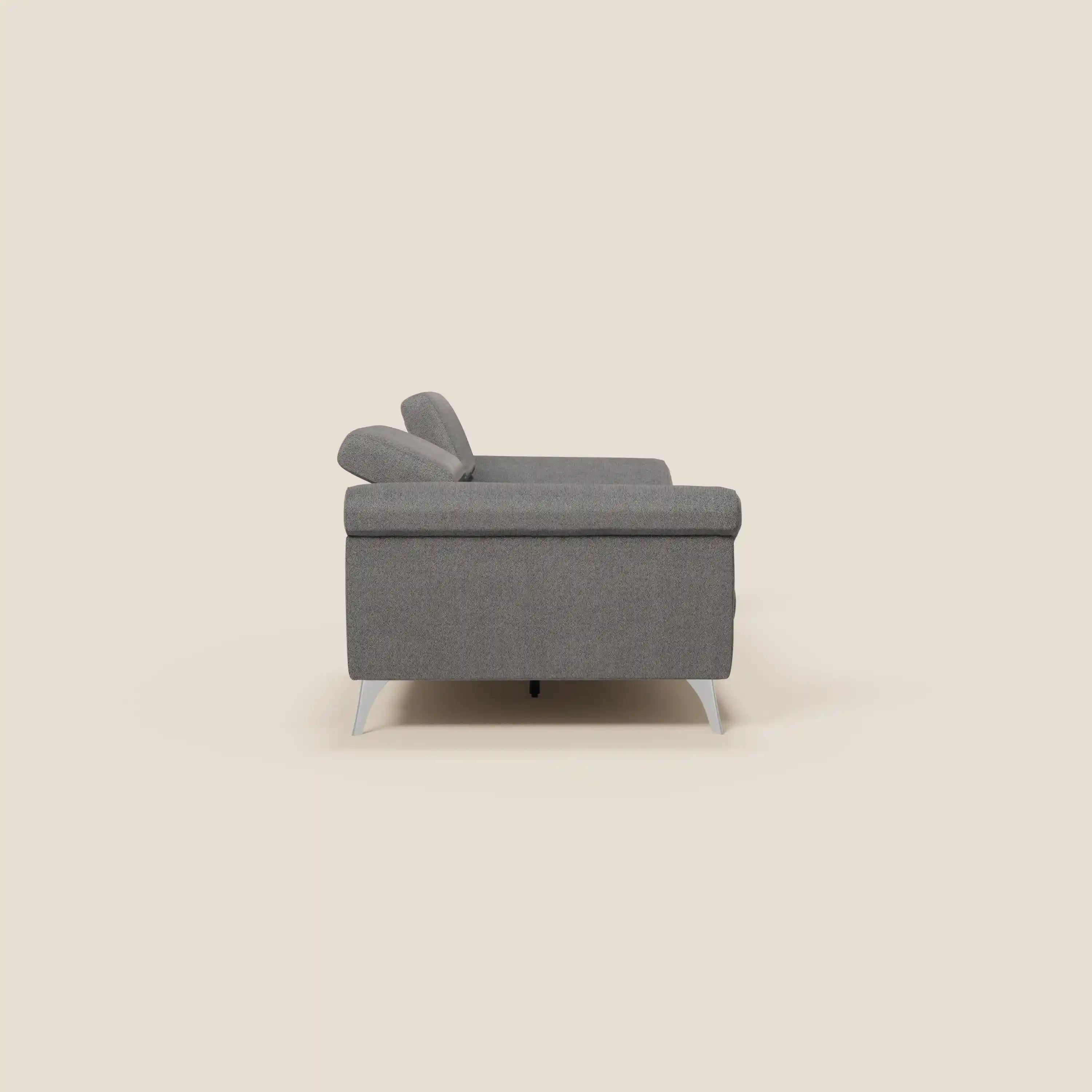 Vista laterale del divano Donatello di Divani.Store, caratterizzato da sedute allungabili, braccioli contenitore, poggiatesta reclinabili in tessuto smacchiabile T23 antracite; design moderno dalle linee pulite su sfondo beige chiaro.