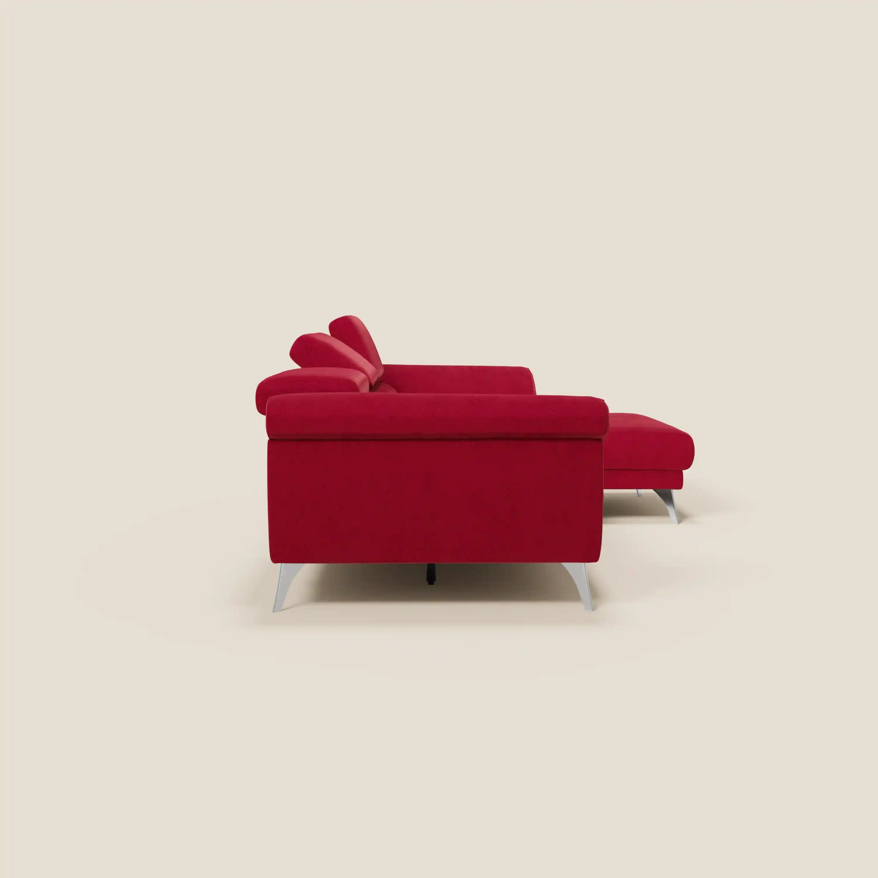 Il Donatello Divano angolare 5 posti in tessuto bordeaux T23 di Divani.Store è caratterizzato da sedute scorrevoli, braccioli contenitore e poggiatesta, con una chaise lounge a destra e moderne gambe argentate su sfondo beige. Un design morbido e invitante.