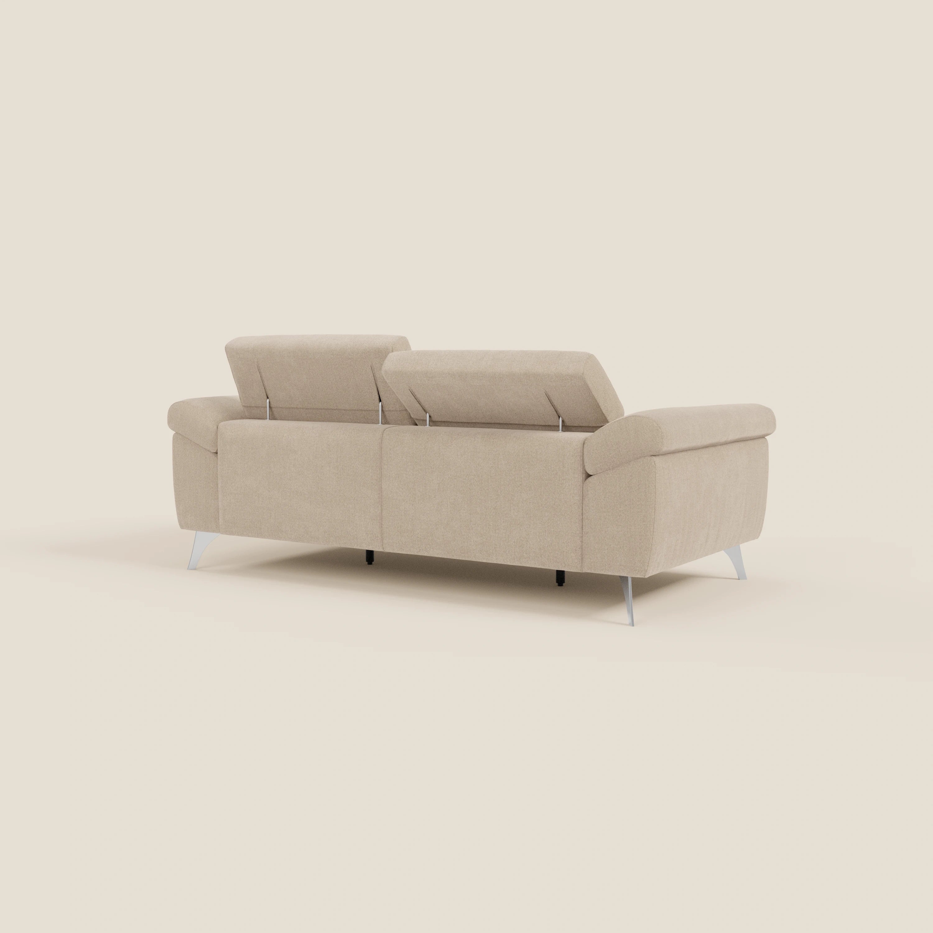 Un divano Donatello con sedute allungabili, braccioli contenitore e poggiatesta reclinabili in tessuto smacchiabile T23 beige di Divani.Store è mostrato da dietro, con gambe in metallo e stile moderno minimalista su fondo chiaro.