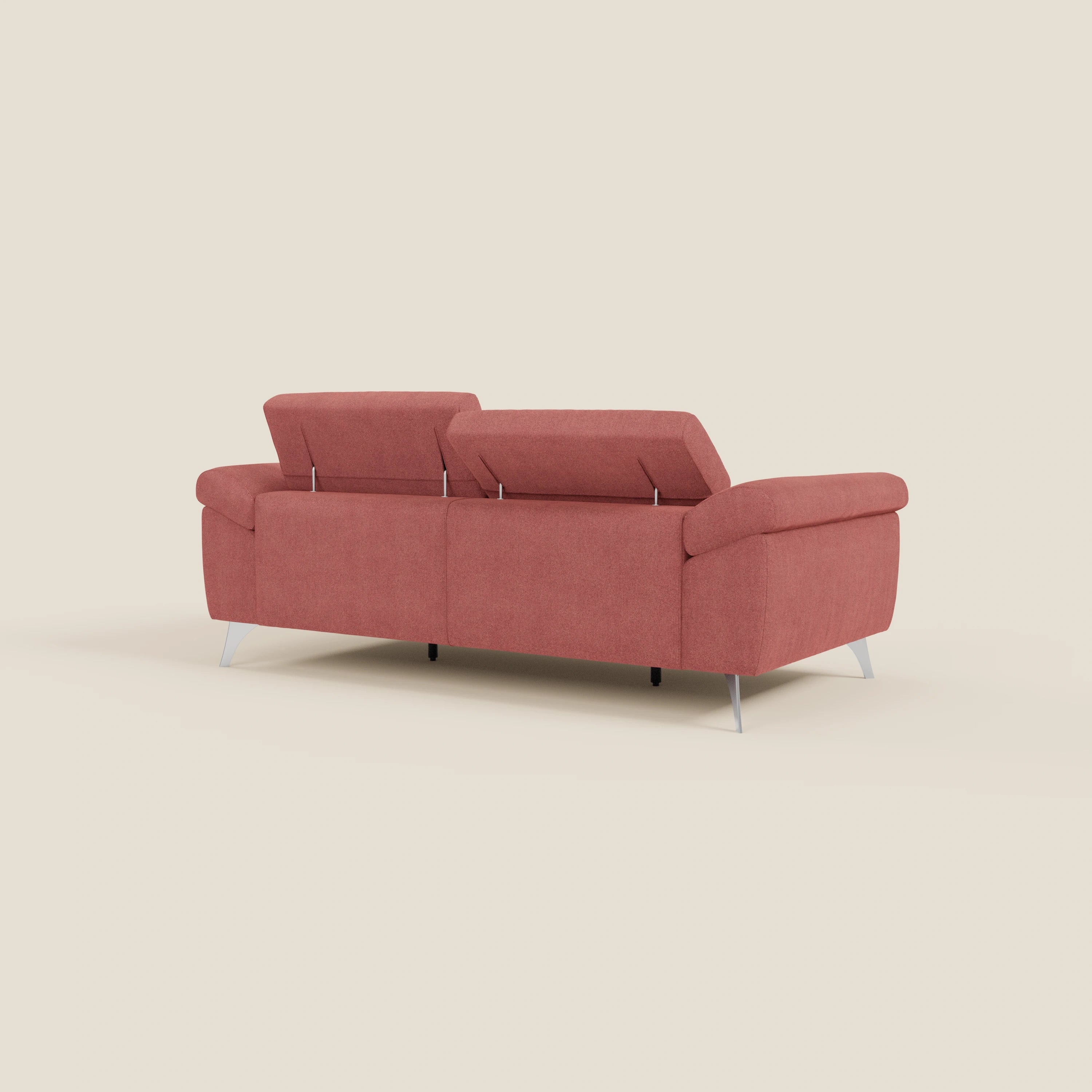Il divano Donatello di Divani.Store, in T23 rosso ciliegia, è caratterizzato da sedute allungabili, braccioli contenitore e poggiatesta reclinabili, mostrati dallo schienale su uno sfondo beige chiaro, che coniugano comfort intelligente e design contemporaneo.