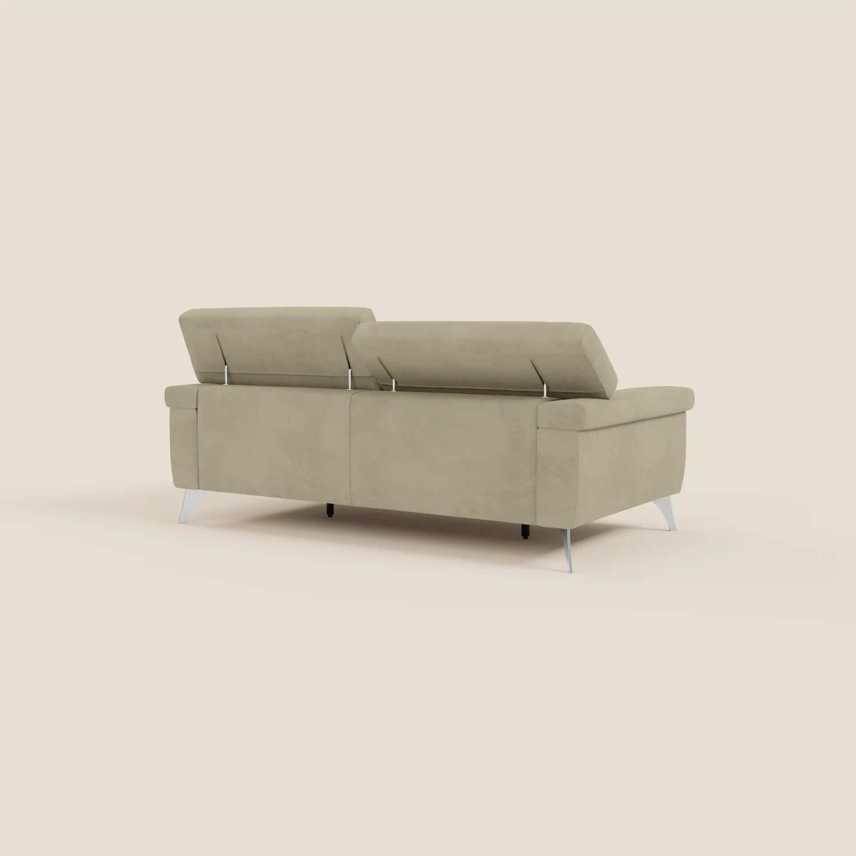 Il divano Raffaello con sedute allungabili e poggiatesta reclinabili di Divani.Store in microfibra smacchiabile T11 beige è caratterizzato da materiali pregiati, linee morbide e gambe in metallo argentato, mostrate dal retro su uno sfondo bianco sporco.