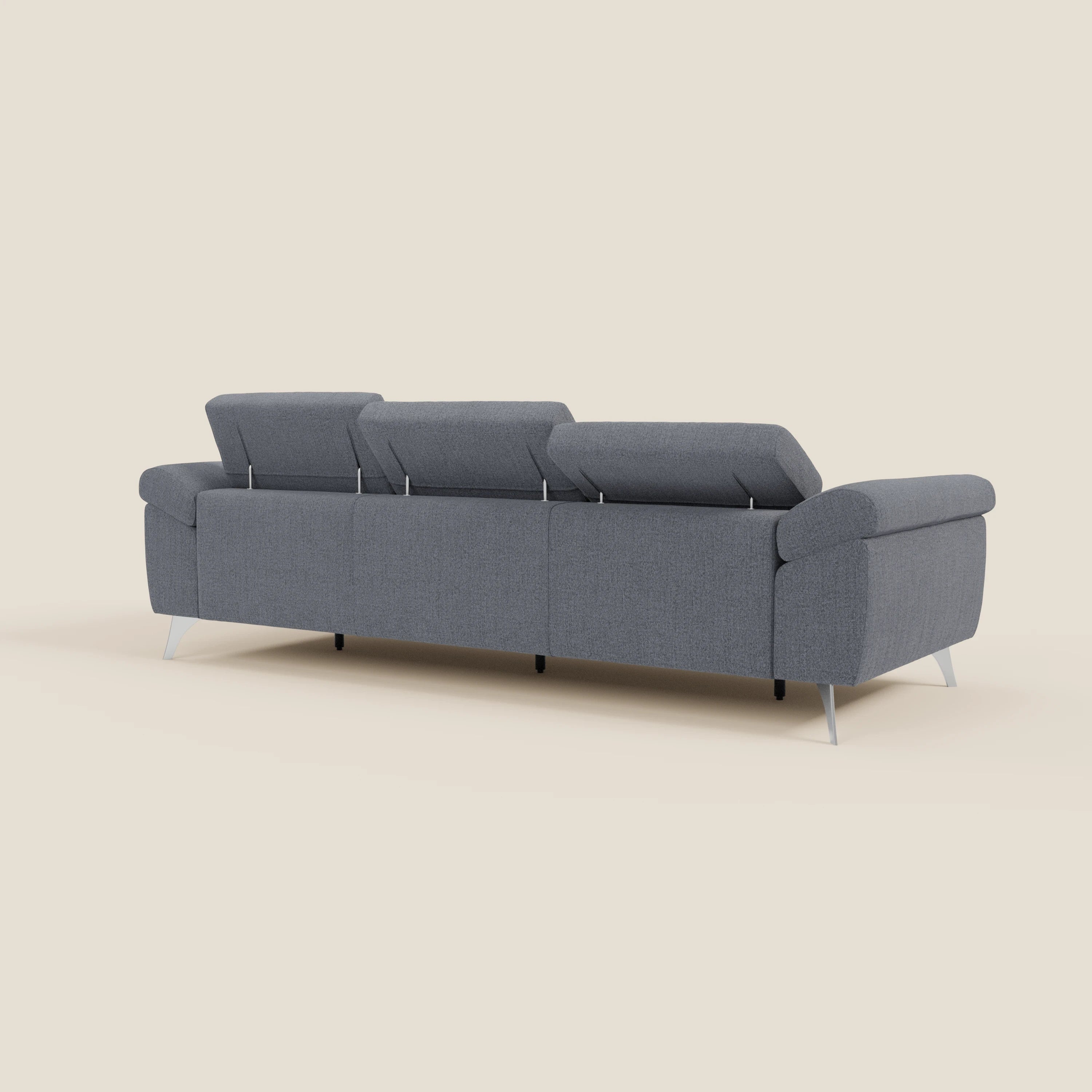 Il divano Donatello con 3 sedute allungabili, braccioli contenitore e poggiatesta reclinabili in tessuto smacchiabile T23 blu grafite di Divani.Store è mostrato da dietro su sfondo beige, con linee pulite e braccioli leggermente arrotondati.
