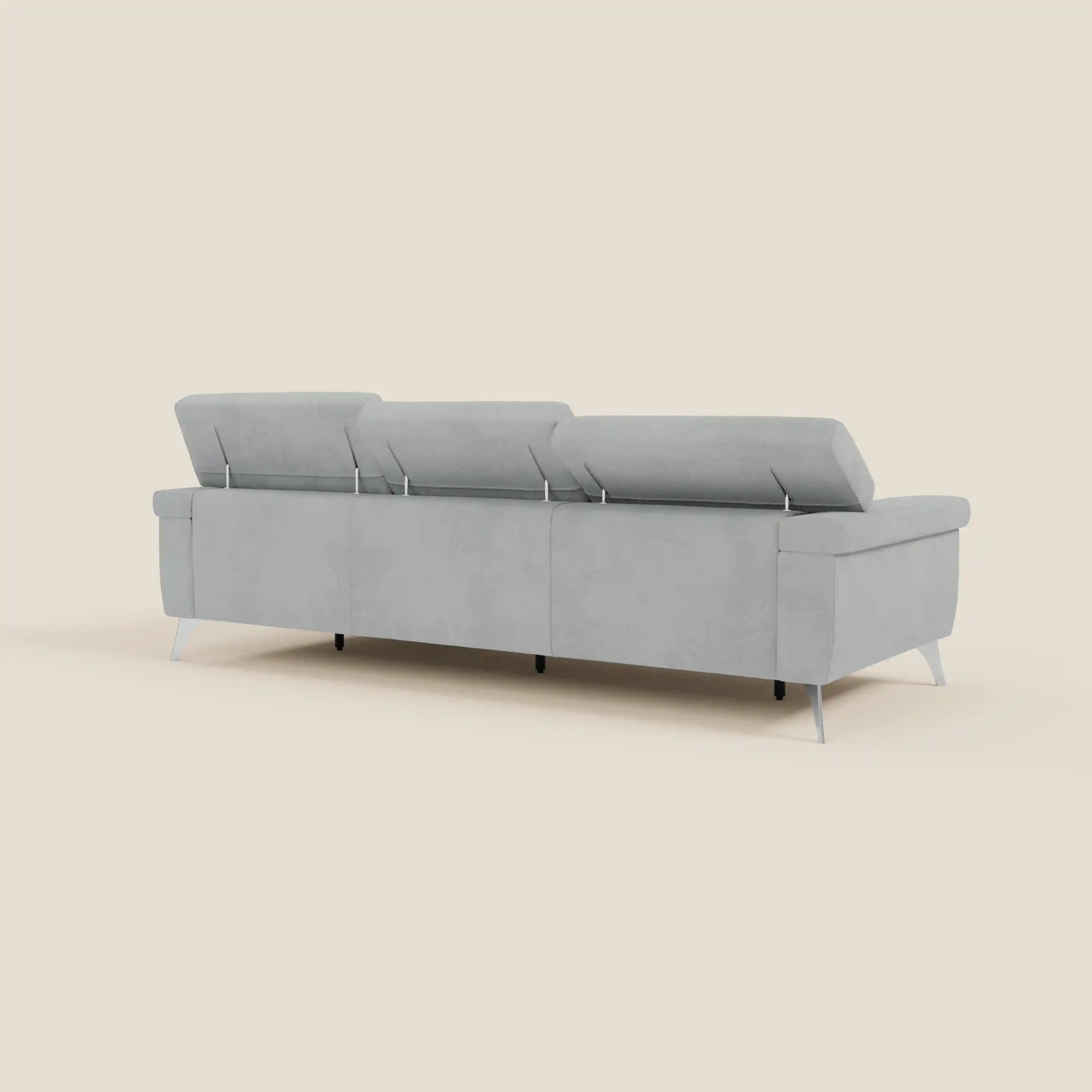 Il Raffaello Divano angolare di Divani.Store, in microfibra smacchiabile T11 grigio chiaro, presenta sedute scorrevoli e poggiatesta regolabili, linee pulite e sottili gambe nere con supporti argento su sfondo beige.