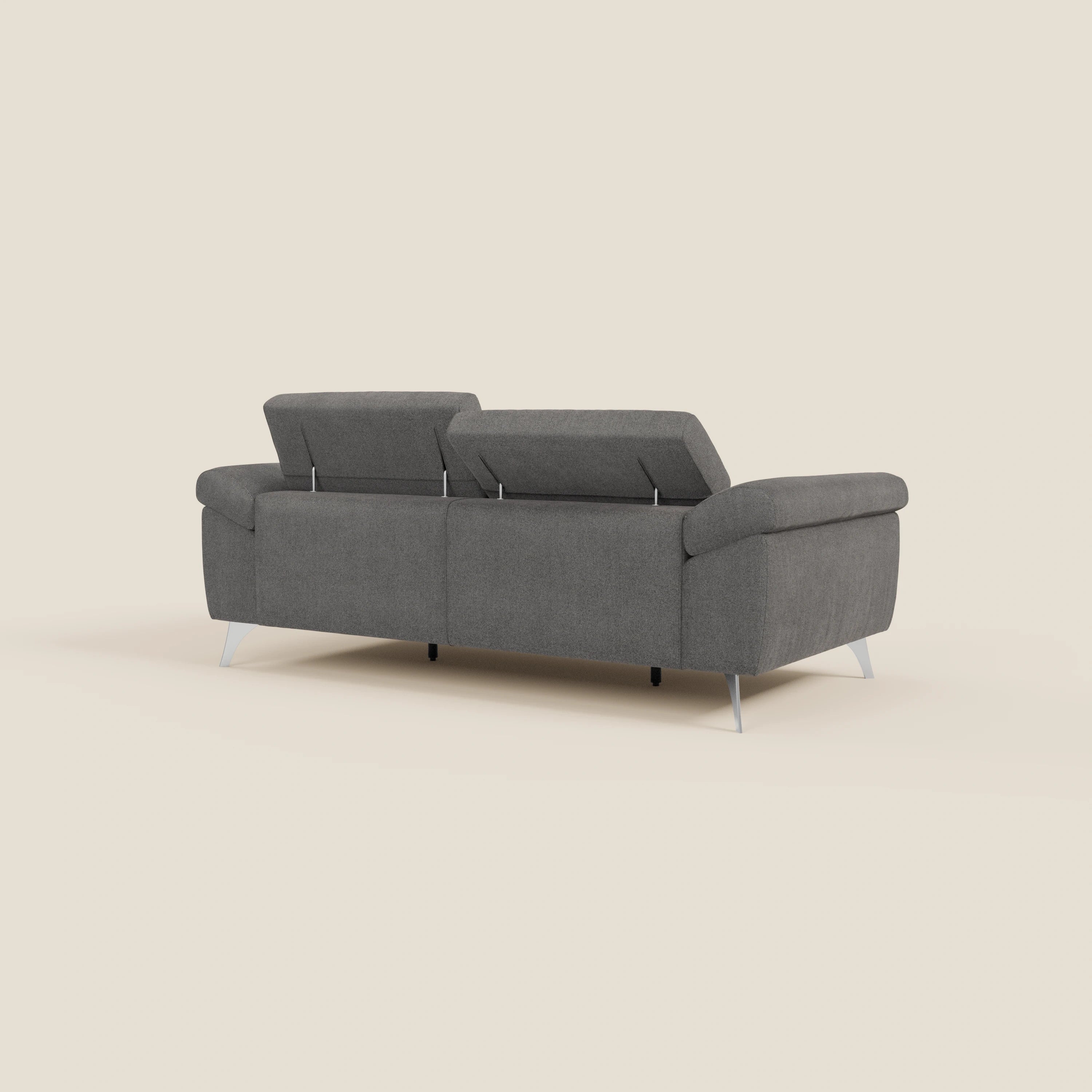 Un divano Donatello con sedute allungabili, braccioli contenitore e poggiatesta reclinabili in tessuto T23 antracite di Divani.Store, dal design moderno e linee pulite, è mostrato da dietro su uno sfondo beige chiaro.