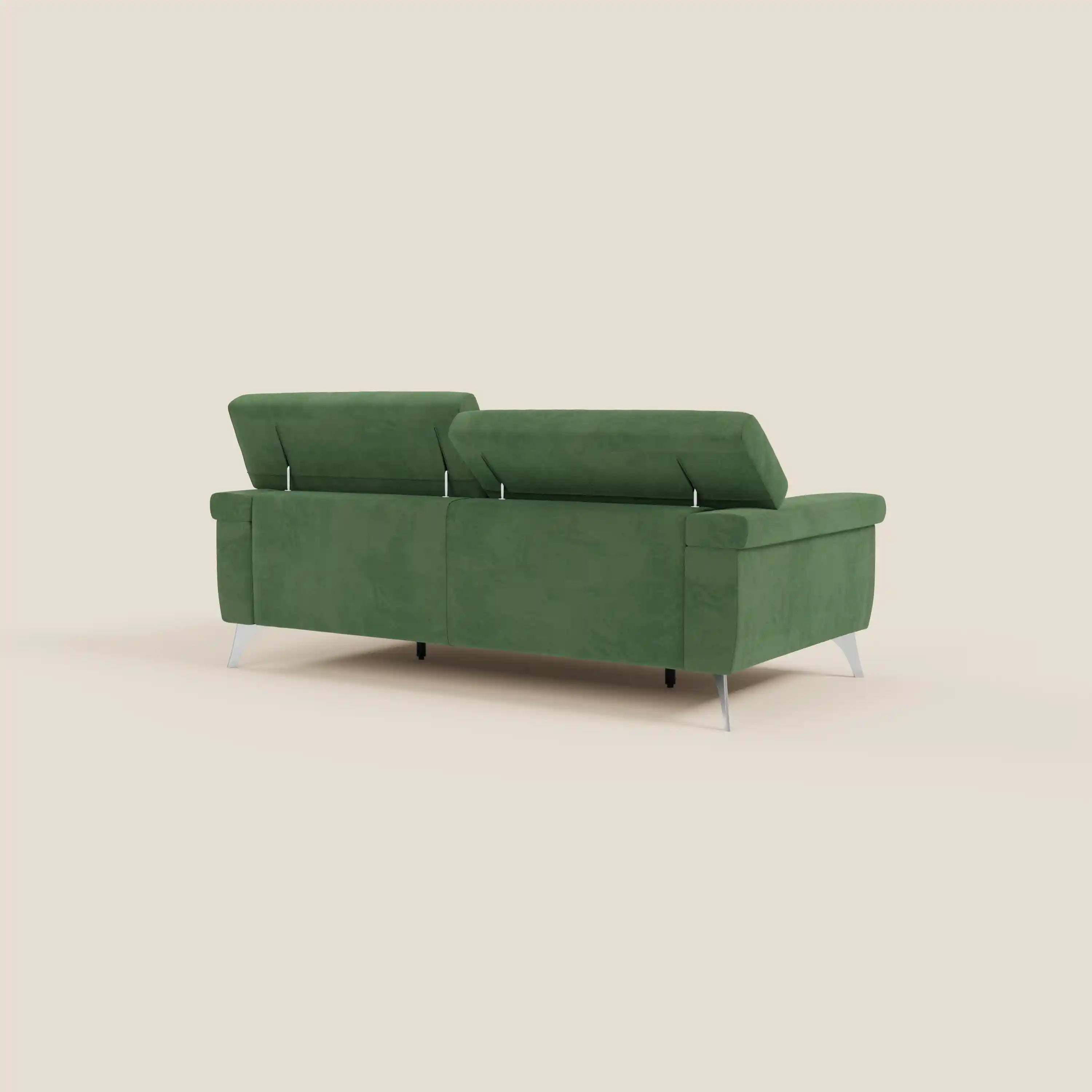 Il divano Raffaello con sedute allungabili e poggiatesta reclinabili in microfibra smacchiabile T11 verde di Divani.Store è mostrato da dietro su sfondo beige chiaro, con linee pulite, gambe sottili in metallo e un look moderno e confortevole.