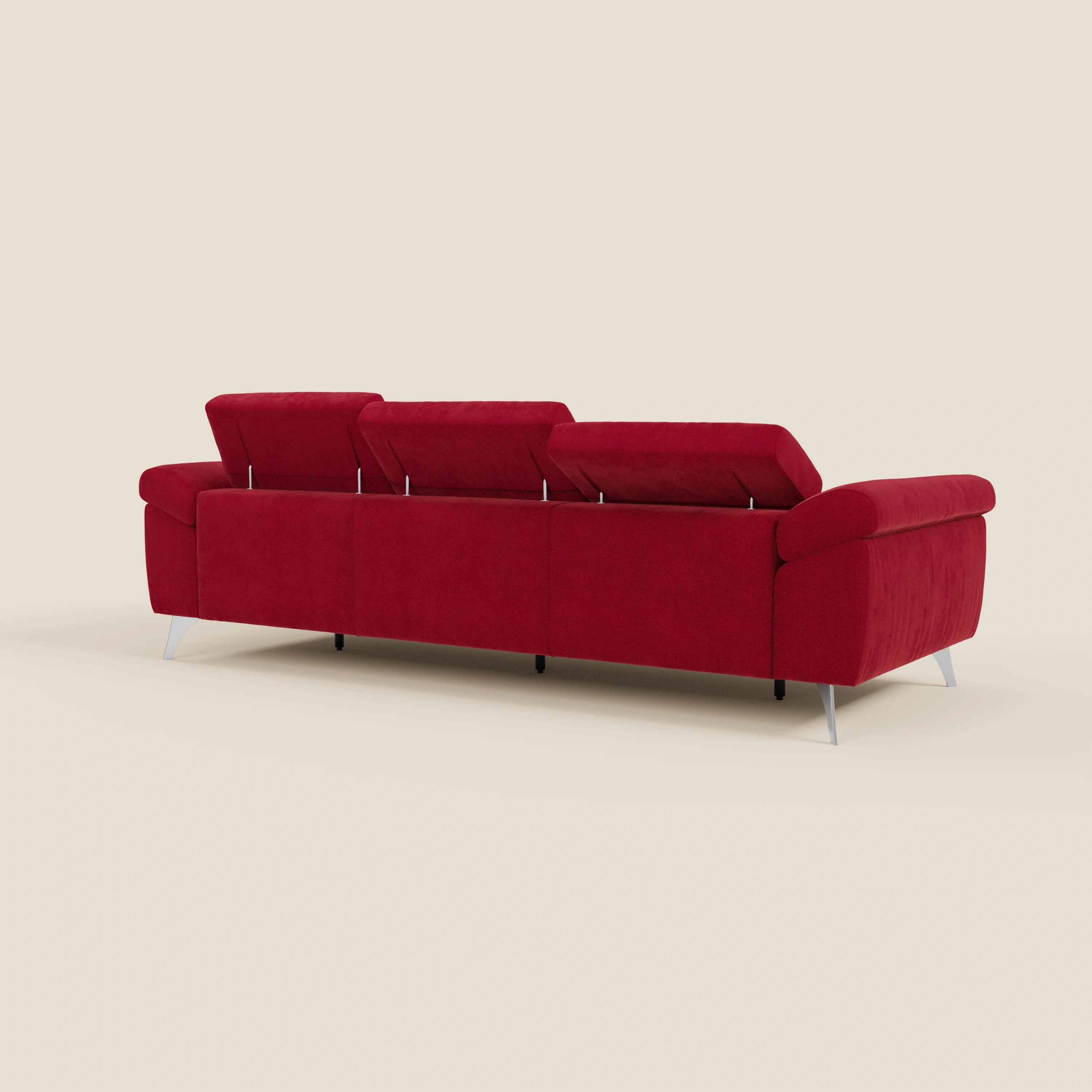 Il divano Donatello di Divani.Store, visto dal retro, è caratterizzato da 3 sedute allungabili, poggiatesta reclinabili, braccioli contenitore, gambe in metallo e tessuto smacchiabile T23 bordeaux, che esalta il comfort moderno su uno sfondo beige.