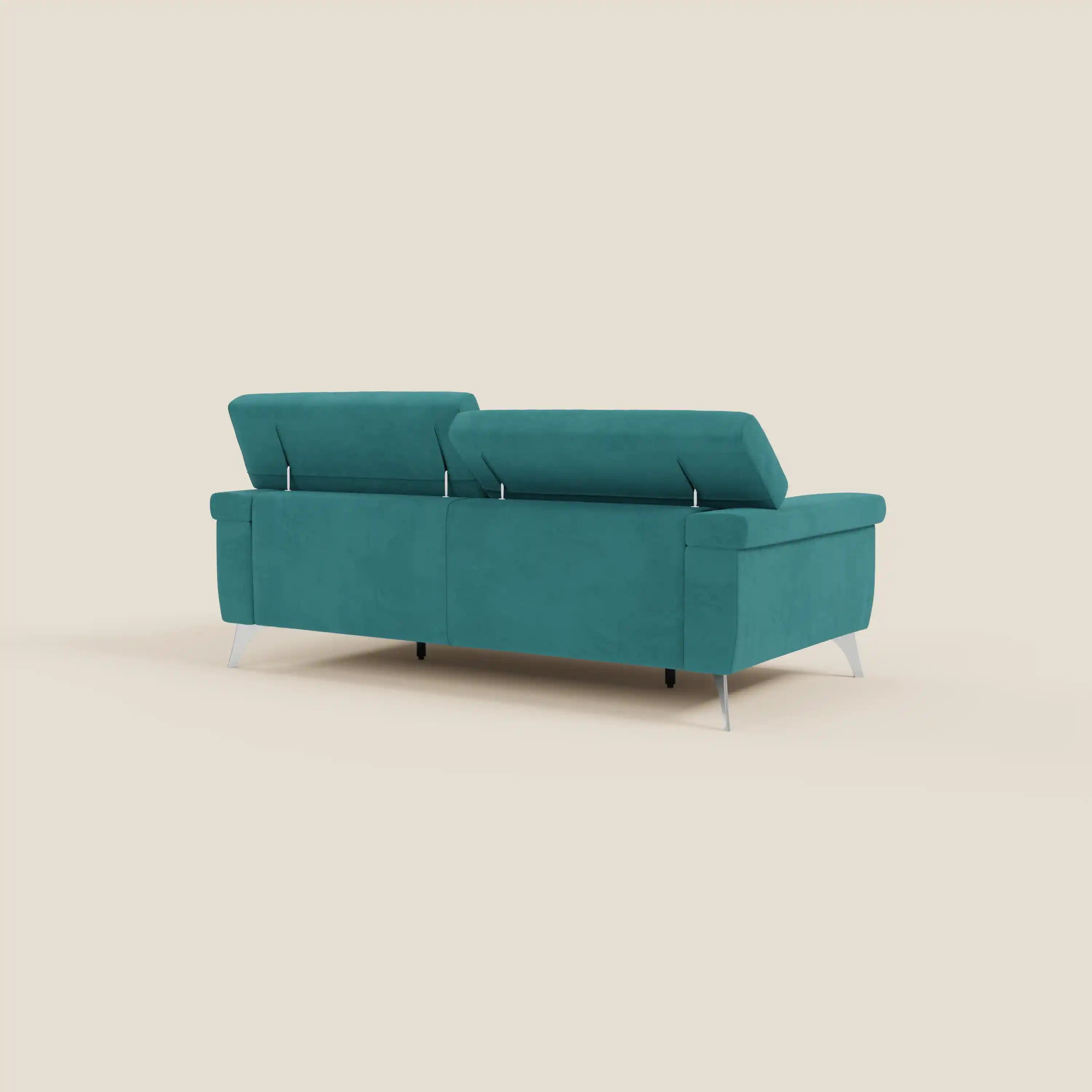 Il divano Raffaello di Divani.Store è presentato dal retro su uno sfondo beige chiaro. Caratterizzato da sedute allungabili, poggiatesta reclinabili, gambe sottili in metallo e rivestimento in microfibra smacchiabile T11 petrolio liscio per un look moderno.