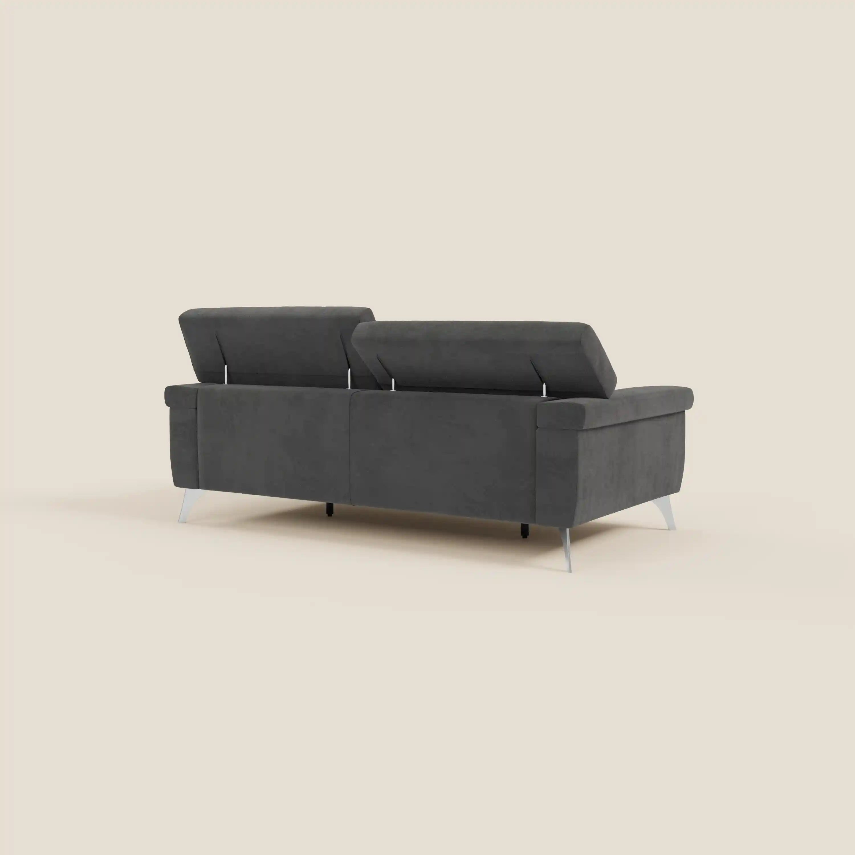 Il divano Raffaello di Divani.Store è caratterizzato da sedute allungabili e poggiatesta reclinabili in microfibra nera T11 antimacchia, con un look moderno e minimalista, schienali angolati e sottili gambe argentate su uno sfondo beige chiaro.