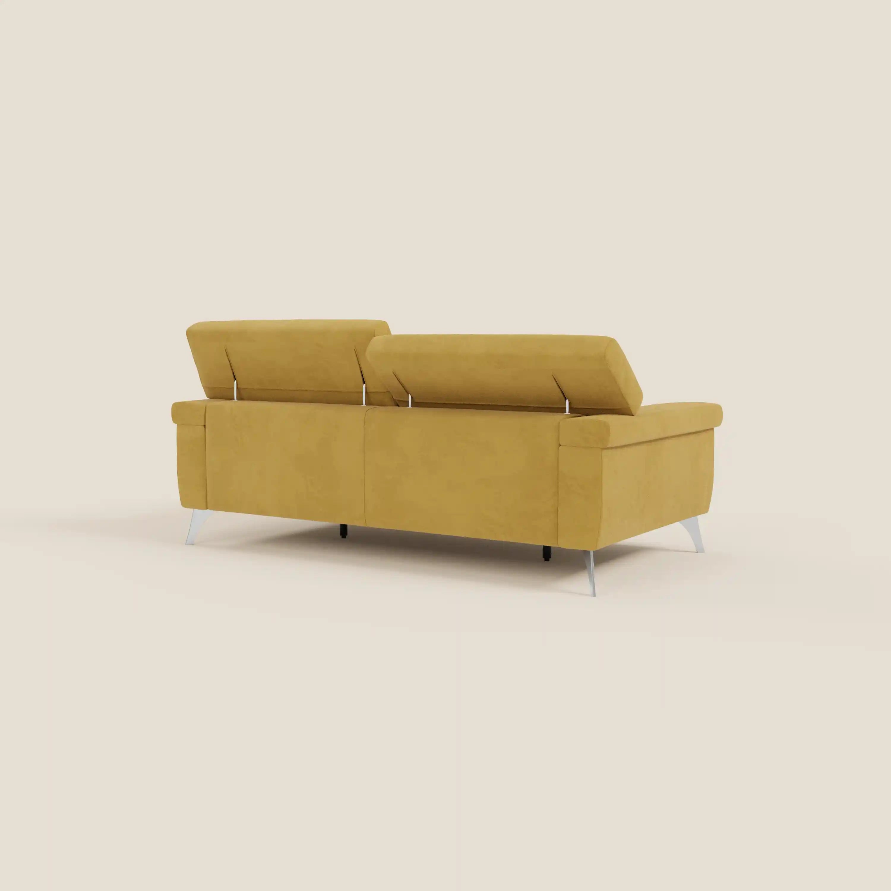 Il divano Raffaello con sedute allungabili e poggiatesta reclinabili in microfibra smacchiabile T11 giallo di Divani.Store viene mostrato dal retro in posizione angolata, mettendo in evidenza le sue linee moderne e le gambe in metallo su uno sfondo beige semplice.