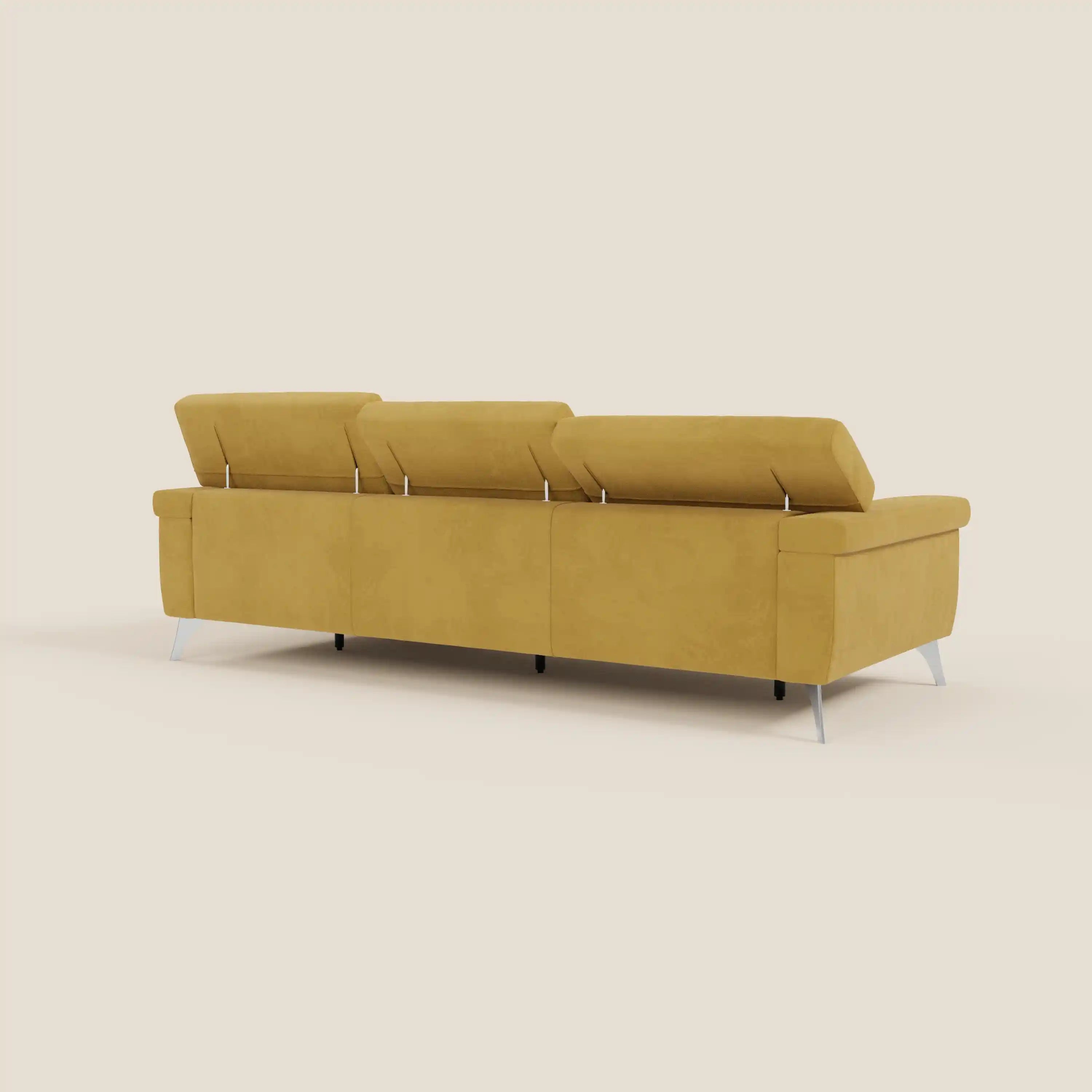 Il Raffaello Divano angolare T11 giallo di Divani.Store è caratterizzato da sedute scorrevoli, poggiatesta regolabili e microfibra antimacchia in un moderno giallo senape con sottili gambe in metallo, sullo sfondo di un semplice beige.