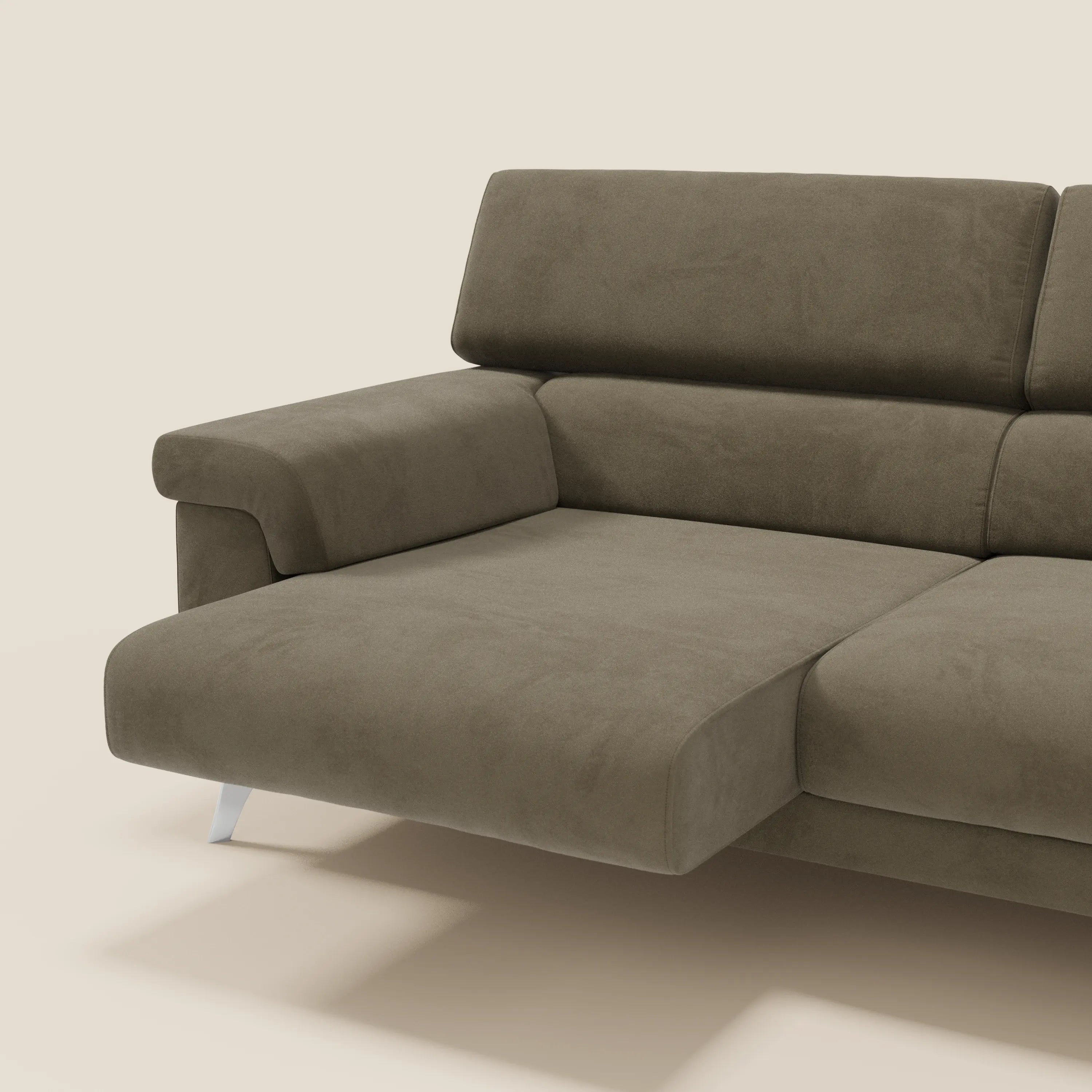 Il divano Raffaello di Divani.Store è caratterizzato da sedute allungabili e poggiatesta reclinabili in microfibra marrone smacchiabile, che combinano comfort e stile moderni su uno sfondo beige semplice.