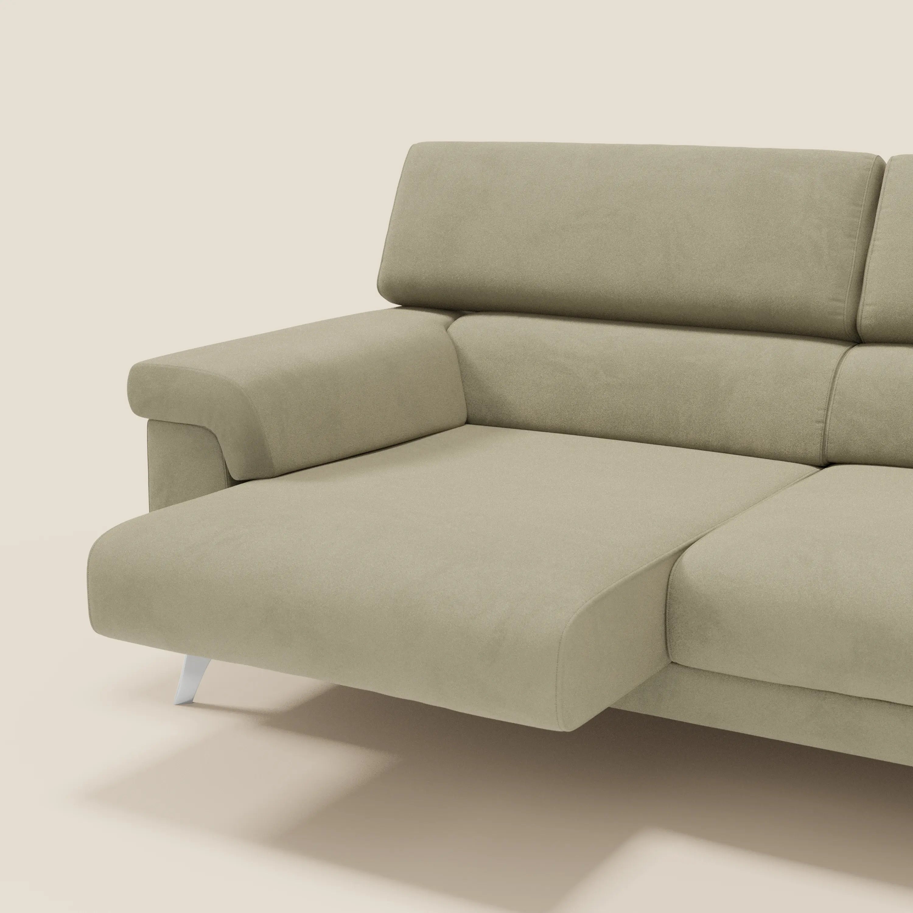 Il divano Raffaello di Divani.Store è caratterizzato da sedute allungabili, poggiatesta reclinabili e microfibra smacchiabile T11 beige. Design moderno con ampi braccioli, chaise lounge, gambe metalliche e un tocco di qualità su uno sfondo crema chiaro.