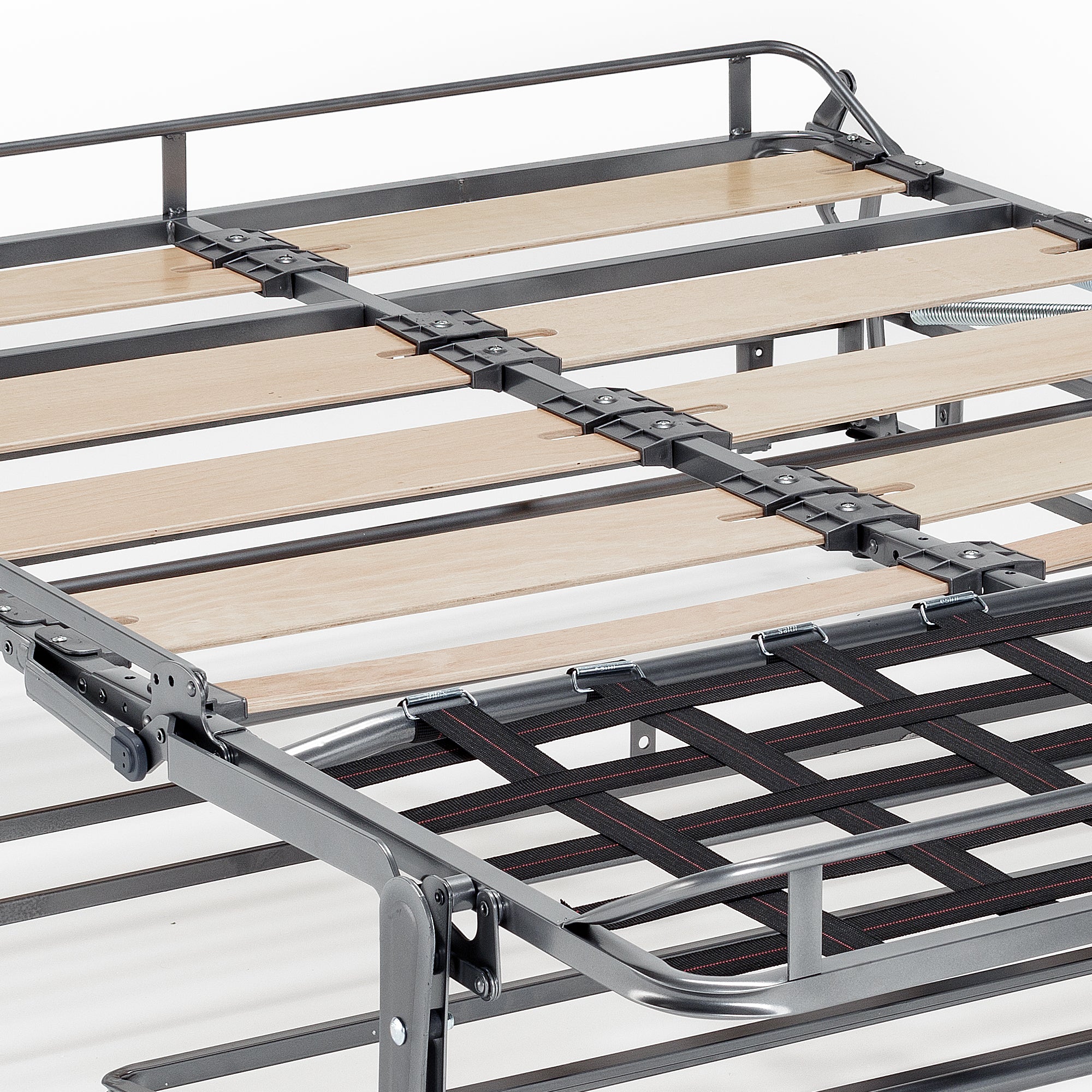 Primo piano del divano letto Edgar 180cm (mat. 140x197cm) di Divani.Store, caratterizzato da una robusta struttura in metallo con doghe in legno chiaro e da un meccanismo pieghevole in tessuto impermeabile T03 azzurro felis, ideale per letti trasformabili di alta qualità.