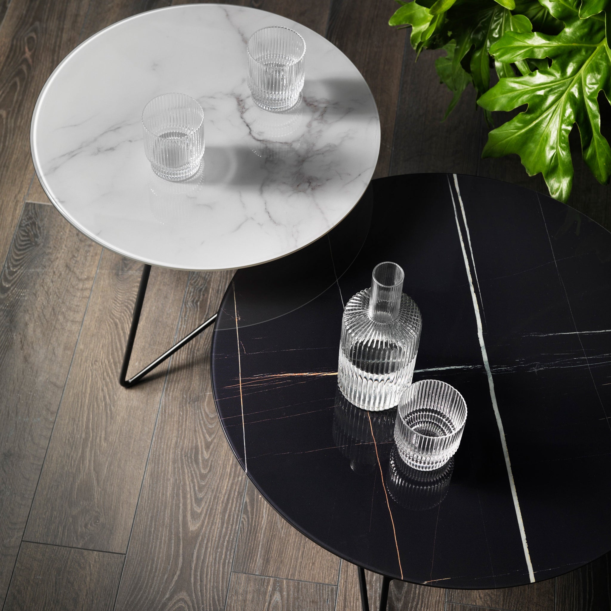 Ermione table basse ronde pour salon avec plateau en verre marbre sahara noir h44