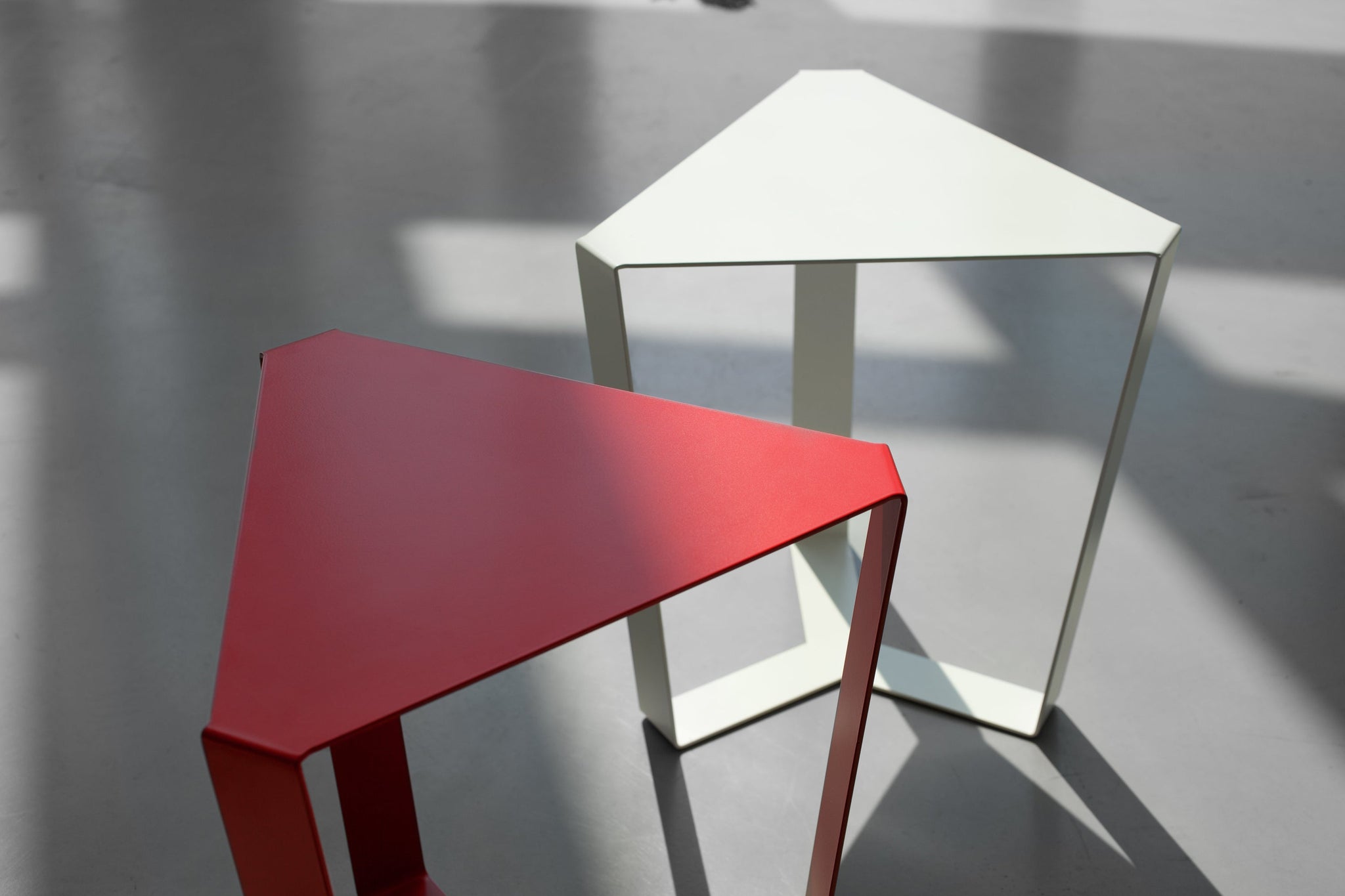 Finity table basse triangulaire pour des combinaisons modulaires en différentes couleurs