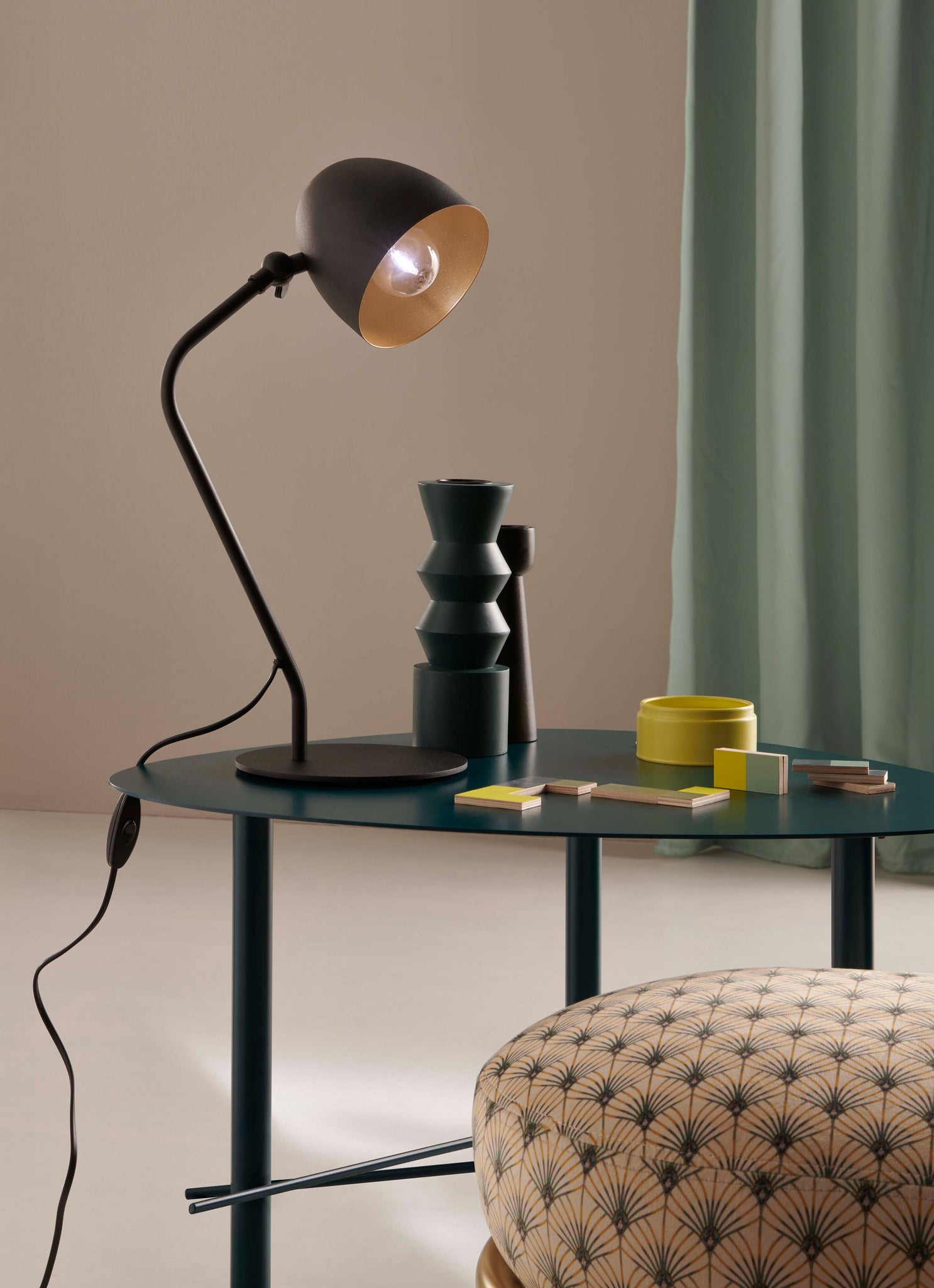 Frida Lampe de table avec abat-jour noir et intérieur doré